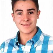Profesor joven y con una gran capacidad para conectar fácilmente con los alumnos